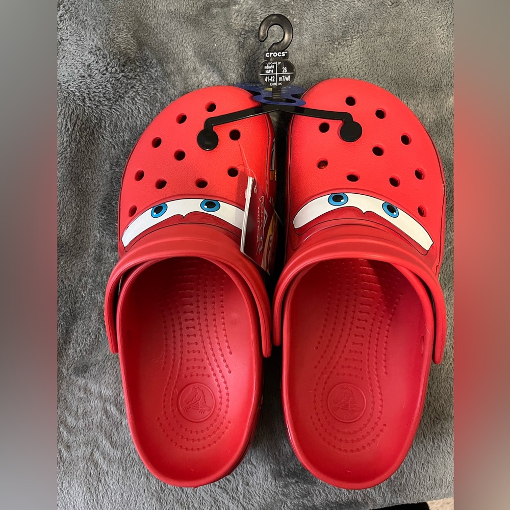 Men’s 8 Women’s 10 Lightning McQueen Crocs. Brand New